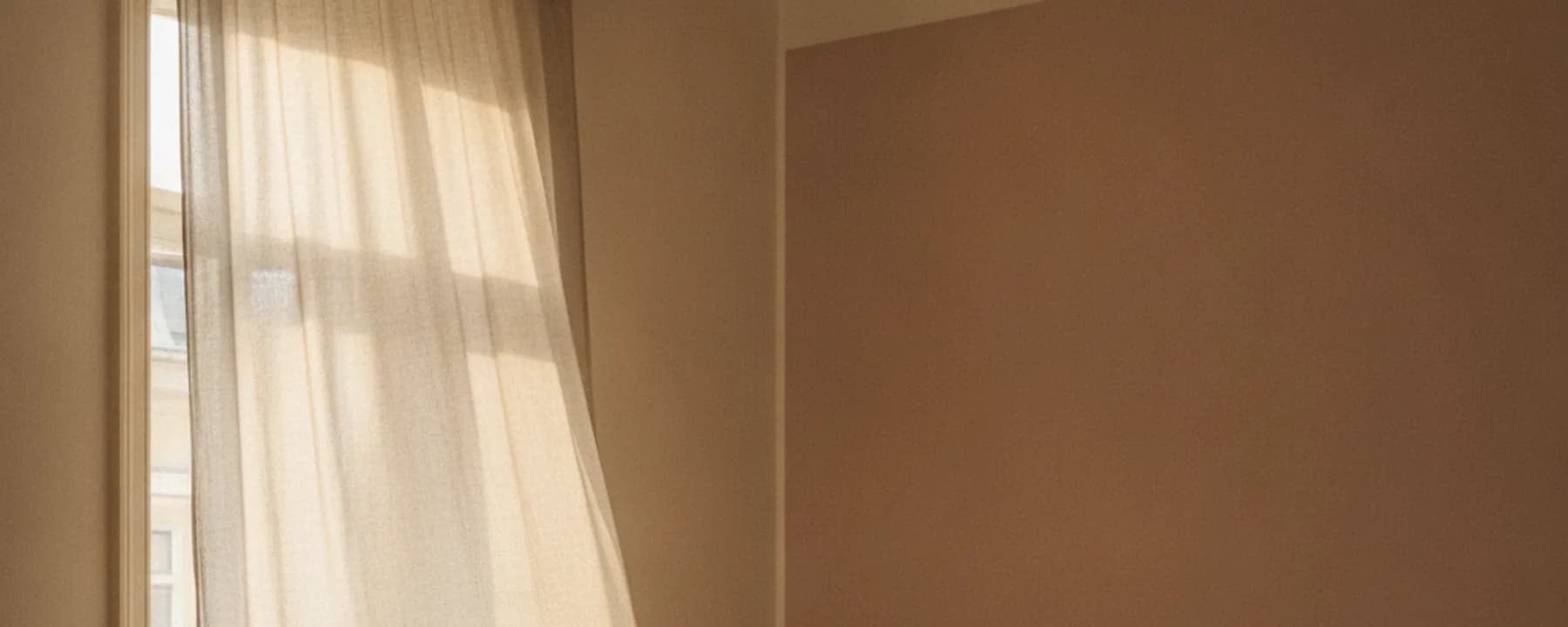 Ruhiger Wohnraum einer Münchner Altbauwohnung im Nachmittagslicht
